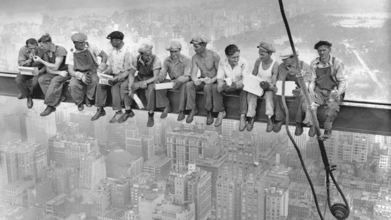 Operai al lavoro su una trave d'acciaio sospesi sopra New York — Lunch Atop a Skyscraper, 1932